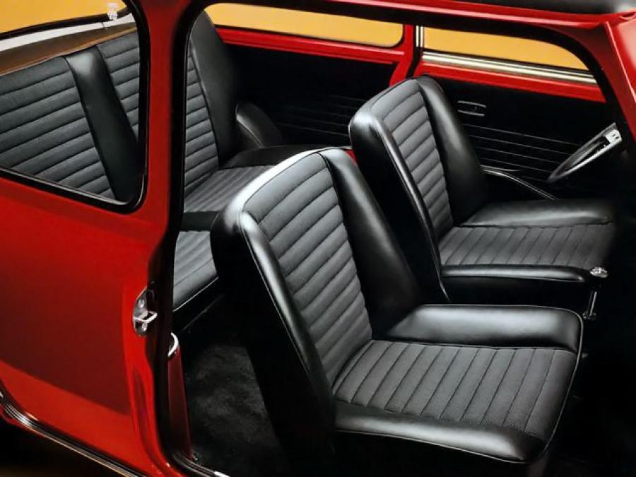 Интерьер Innocenti Mini Cooper 1300 (ADO20) 1970 года  (фото 4 из 6)